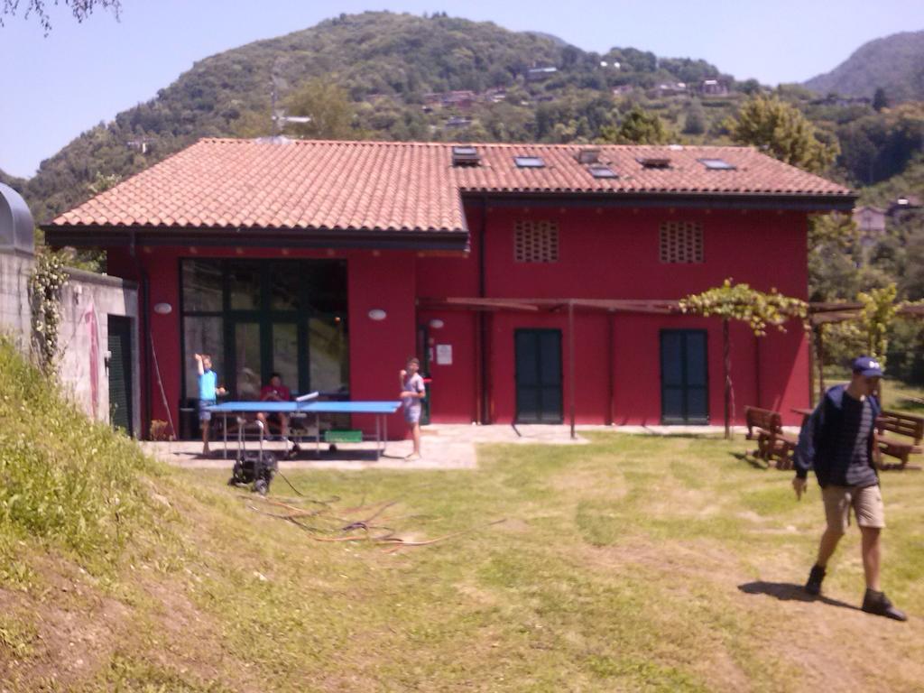 Ostello Casa Rossa Лавено-Момбело Екстериор снимка